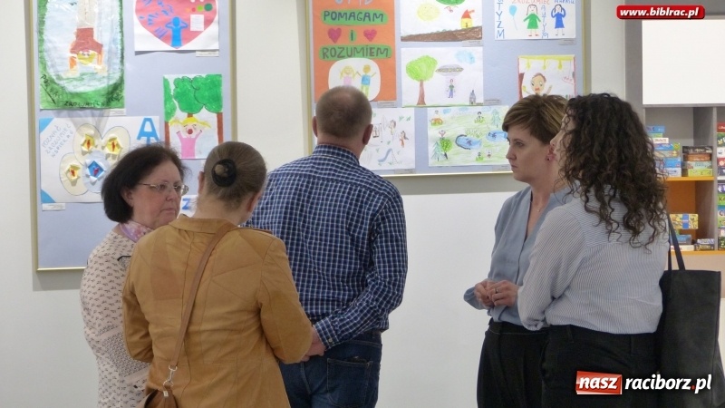 Zdjęcie w galerii na portalu naszraciborz.pl: Autyzm – wiem i rozumiem. Nowa wystawa w raciborskiej bibliotece wiadomości z regionu