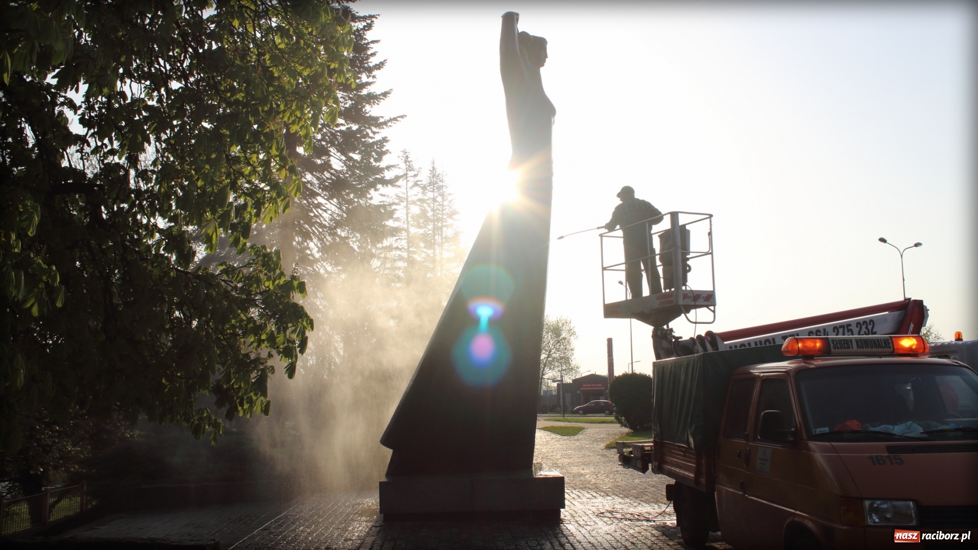 Zdjęcie w galerii na portalu naszraciborz.pl: Wiosenna kąpiel Matki Polki  wiadomości z regionu
