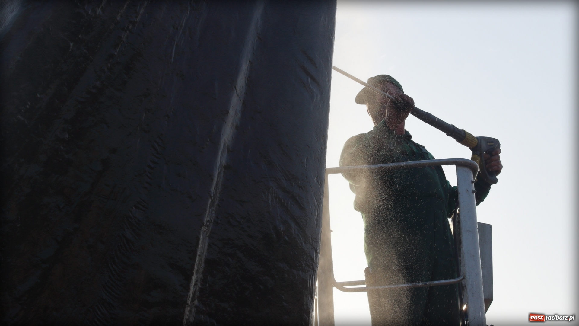 Zdjęcie w galerii na portalu naszraciborz.pl: Wiosenna kąpiel Matki Polki  wiadomości z regionu