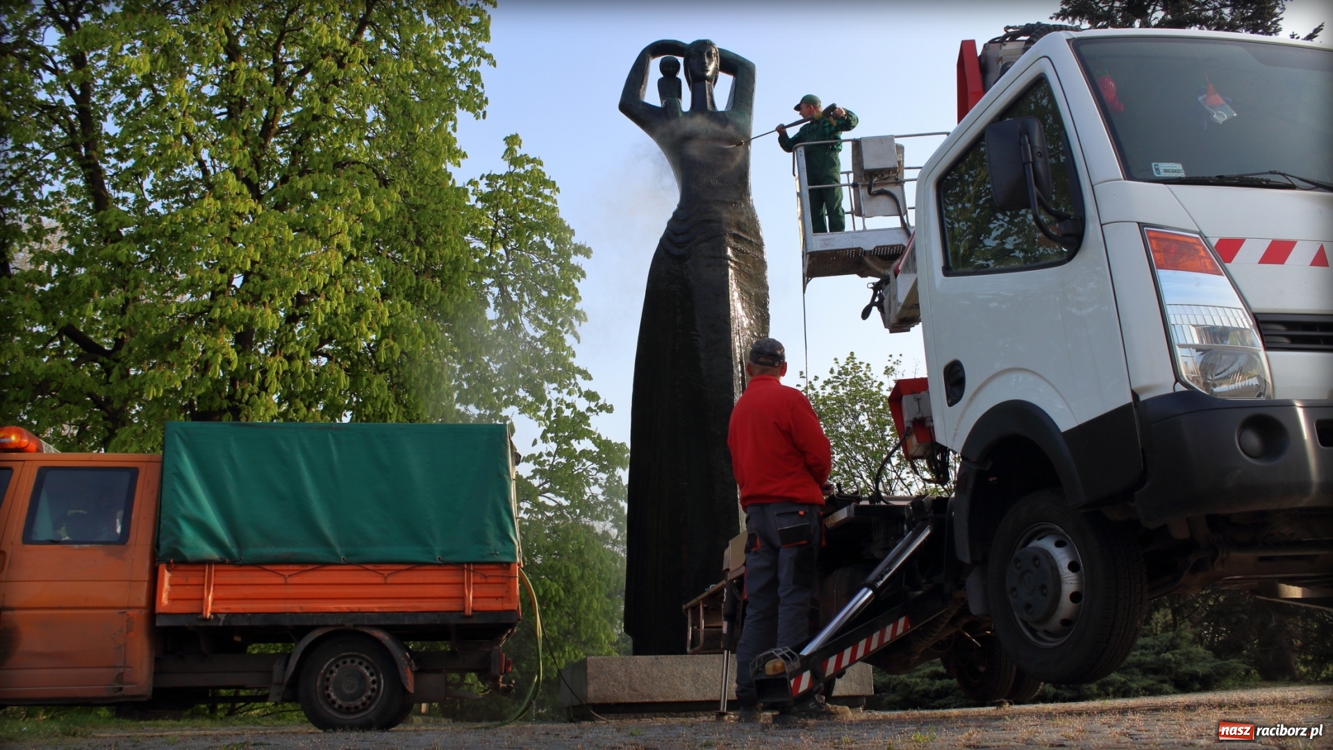 Zdjęcie w galerii na portalu naszraciborz.pl: Wiosenna kąpiel Matki Polki  wiadomości z regionu