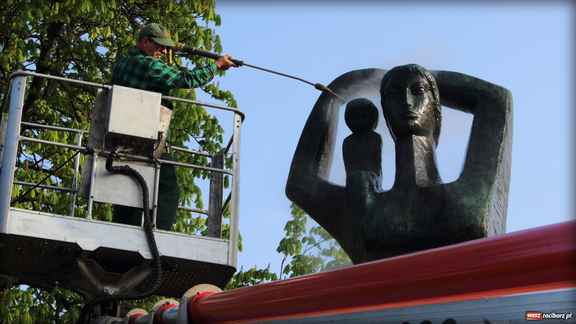 Zdjęcie w galerii na portalu naszraciborz.pl: Wiosenna kąpiel Matki Polki  wiadomości z regionu