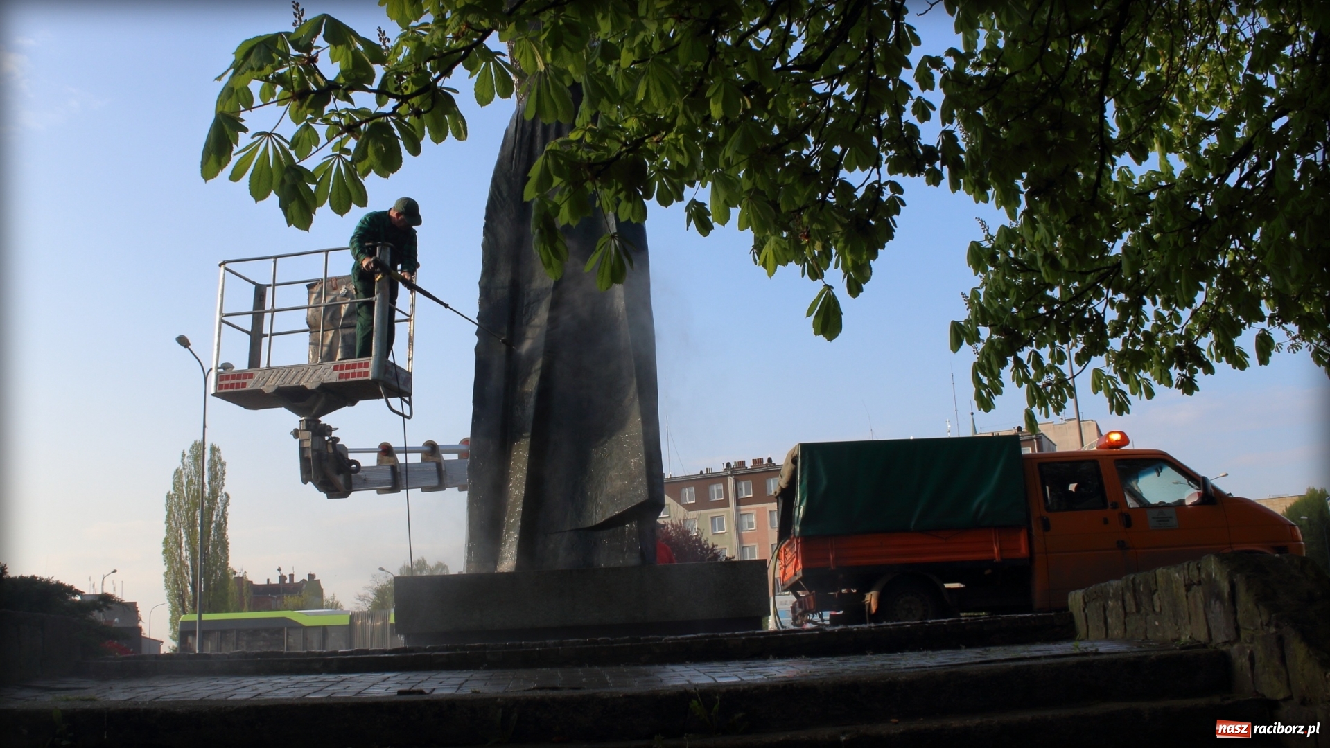 Zdjęcie w galerii na portalu naszraciborz.pl: Wiosenna kąpiel Matki Polki  wiadomości z regionu