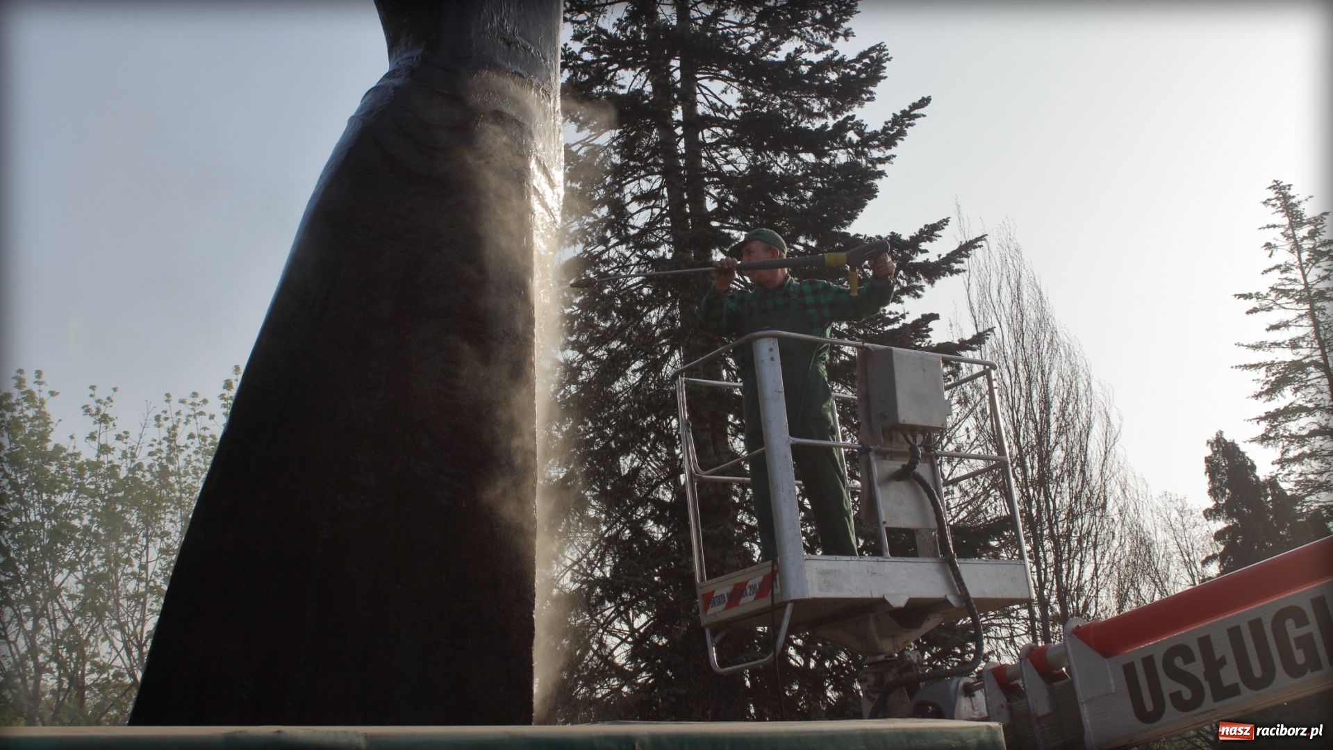 Zdjęcie w galerii na portalu naszraciborz.pl: Wiosenna kąpiel Matki Polki  wiadomości z regionu