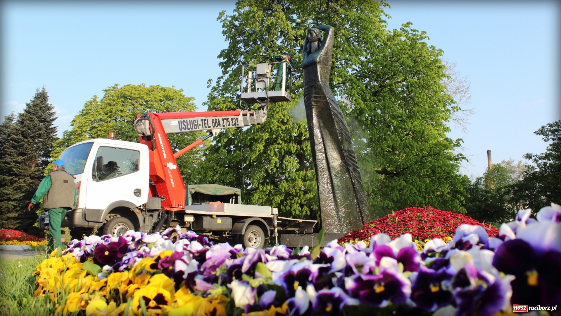 Zdjęcie w galerii na portalu naszraciborz.pl: Wiosenna kąpiel Matki Polki  wiadomości z regionu