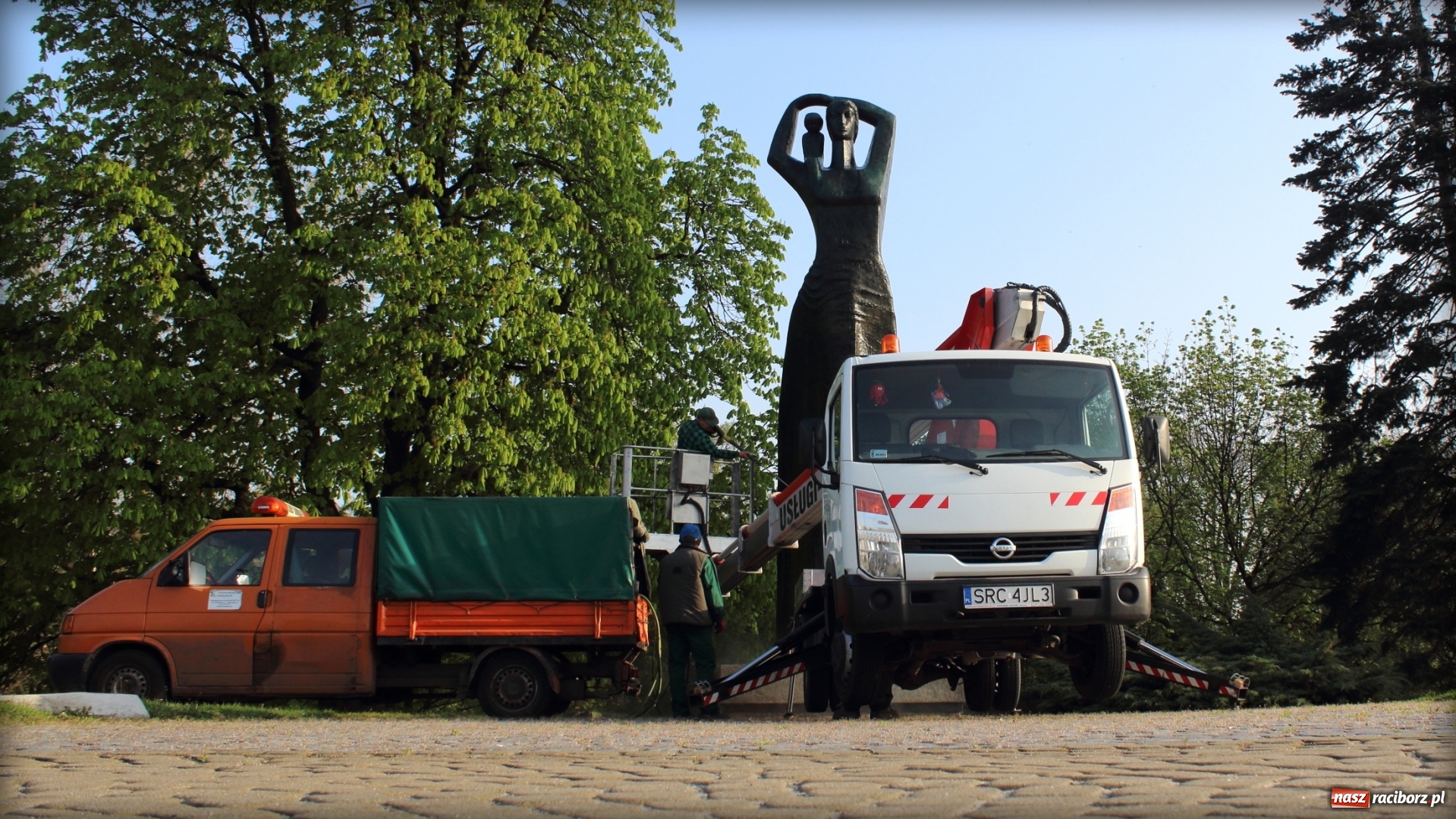 Zdjęcie w galerii na portalu naszraciborz.pl: Wiosenna kąpiel Matki Polki  wiadomości z regionu