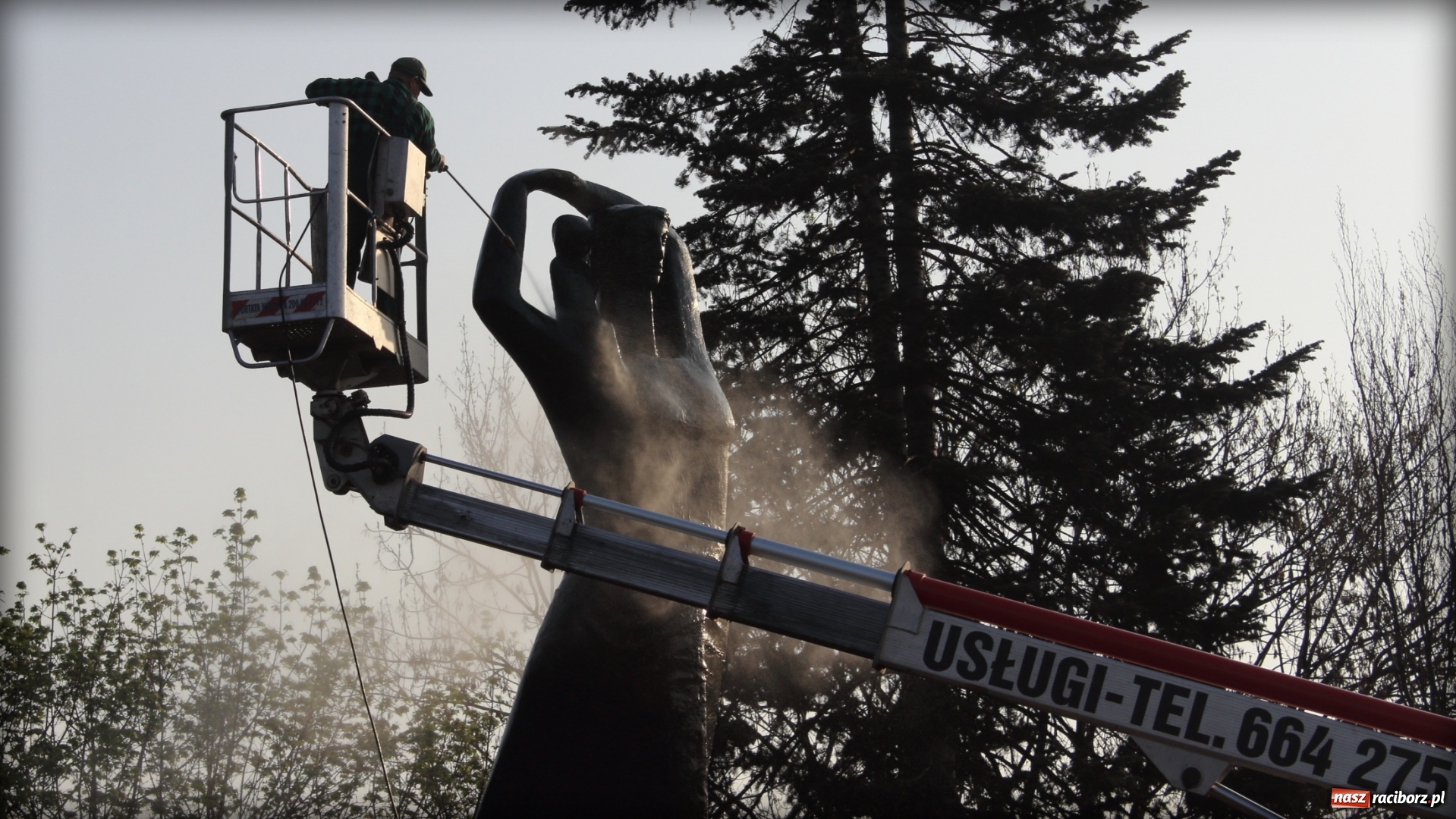 Zdjęcie w galerii na portalu naszraciborz.pl: Wiosenna kąpiel Matki Polki  wiadomości z regionu