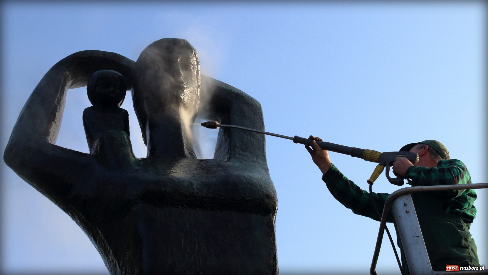 Zdjęcie w galerii na portalu naszraciborz.pl: Wiosenna kąpiel Matki Polki  wiadomości z regionu