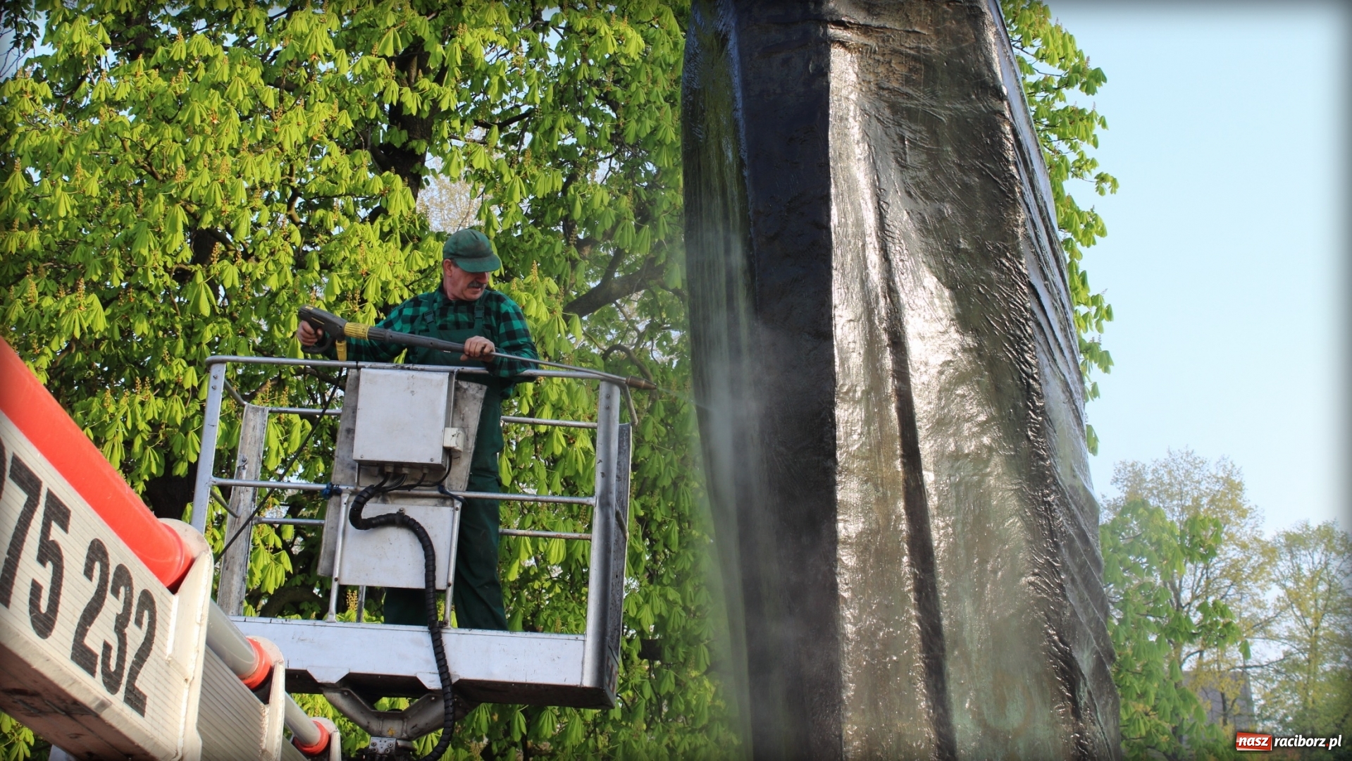 Zdjęcie w galerii na portalu naszraciborz.pl: Wiosenna kąpiel Matki Polki  wiadomości z regionu