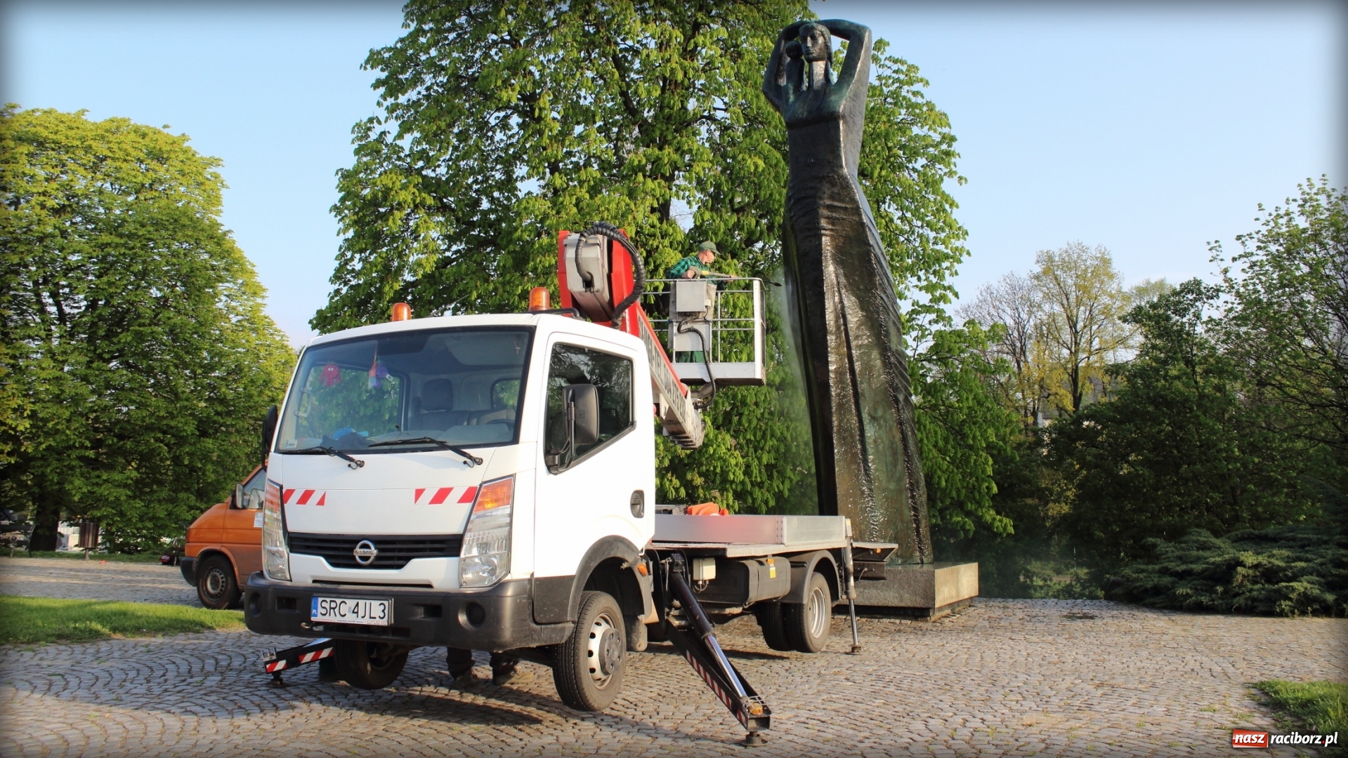 Zdjęcie w galerii na portalu naszraciborz.pl: Wiosenna kąpiel Matki Polki  wiadomości z regionu