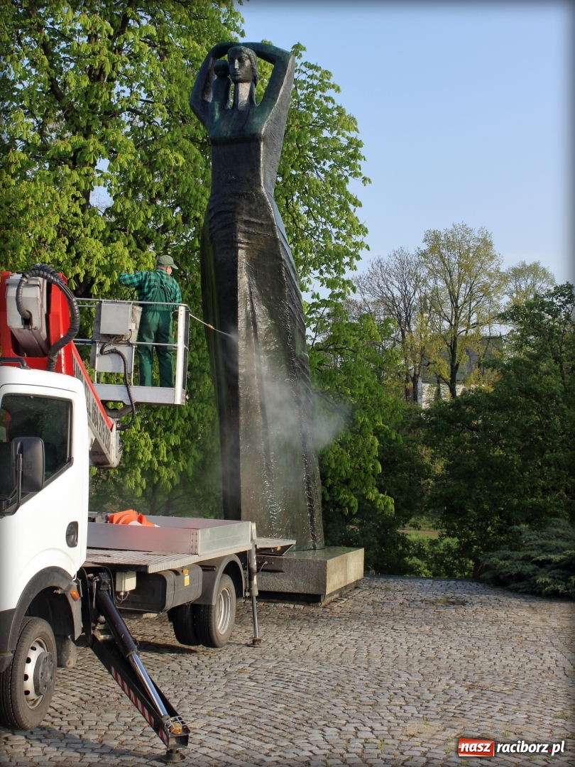 Zdjęcie w galerii na portalu naszraciborz.pl: Wiosenna kąpiel Matki Polki  wiadomości z regionu