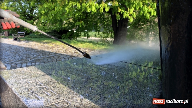 Zdjęcie w galerii na portalu naszraciborz.pl: Wiosenna kąpiel Matki Polki  wiadomości z regionu