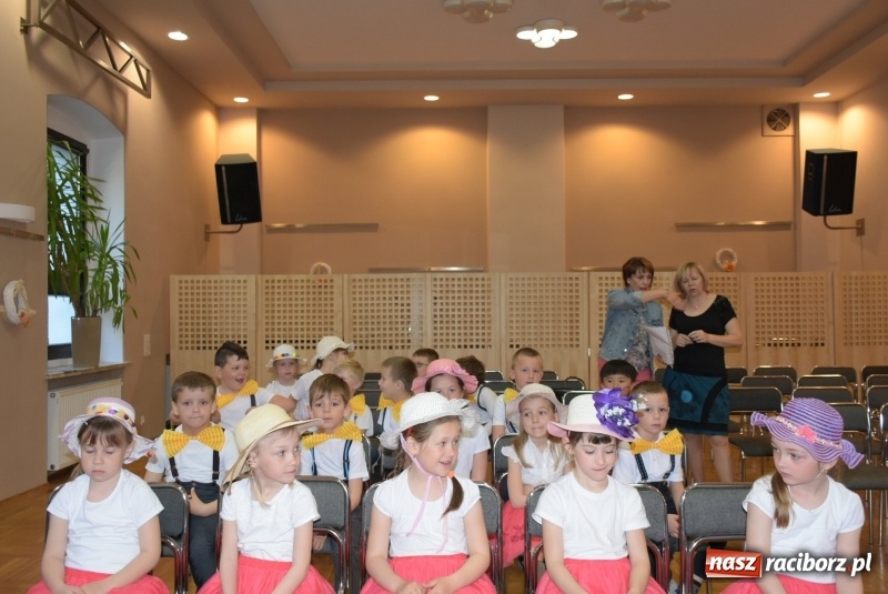 Zdjęcie w galerii na portalu naszraciborz.pl: Kolorowy zawrót głowy – przedszkolaki na przeglądzie w Tworkowie [FOTO i WIDEO] wiadomości z regionu