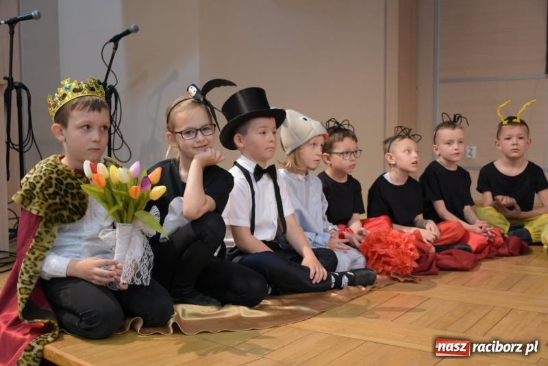 Zdjęcie w galerii na portalu naszraciborz.pl: Kolorowy zawrót głowy – przedszkolaki na przeglądzie w Tworkowie [FOTO i WIDEO] wiadomości z regionu