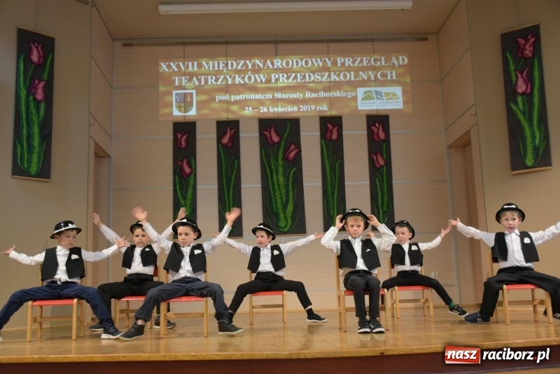 Zdjęcie w galerii na portalu naszraciborz.pl: Kolorowy zawrót głowy – przedszkolaki na przeglądzie w Tworkowie [FOTO i WIDEO] wiadomości z regionu