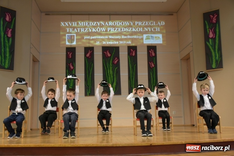 Zdjęcie w galerii na portalu naszraciborz.pl: Kolorowy zawrót głowy – przedszkolaki na przeglądzie w Tworkowie [FOTO i WIDEO] wiadomości z regionu