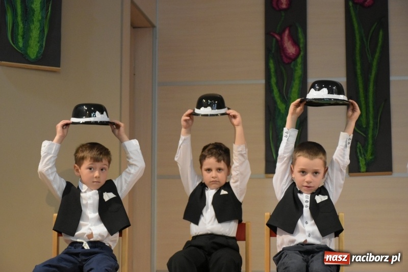 Zdjęcie w galerii na portalu naszraciborz.pl: Kolorowy zawrót głowy – przedszkolaki na przeglądzie w Tworkowie [FOTO i WIDEO] wiadomości z regionu