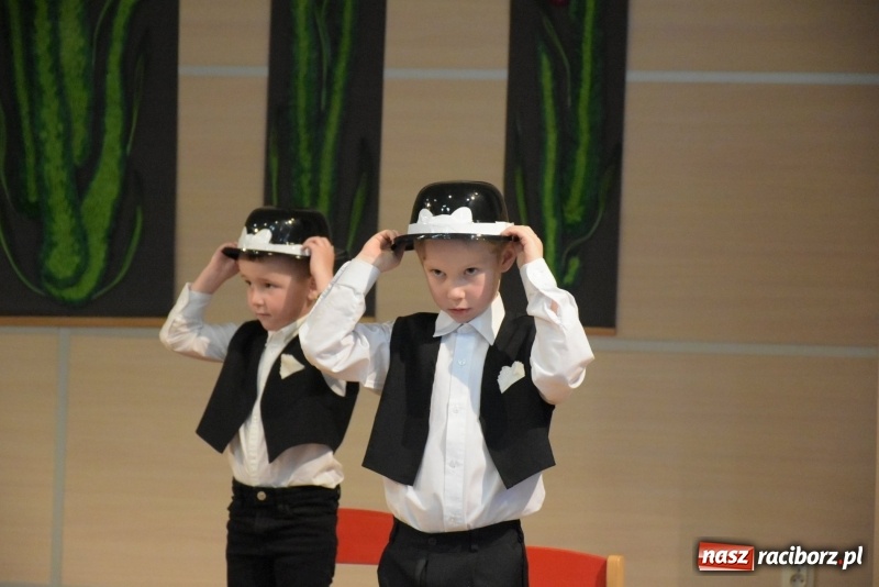 Zdjęcie w galerii na portalu naszraciborz.pl: Kolorowy zawrót głowy – przedszkolaki na przeglądzie w Tworkowie [FOTO i WIDEO] wiadomości z regionu