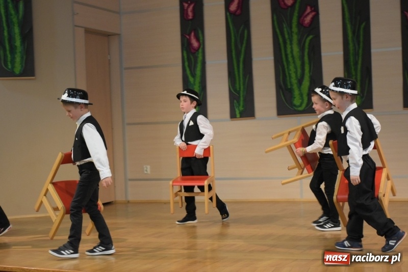 Zdjęcie w galerii na portalu naszraciborz.pl: Kolorowy zawrót głowy – przedszkolaki na przeglądzie w Tworkowie [FOTO i WIDEO] wiadomości z regionu