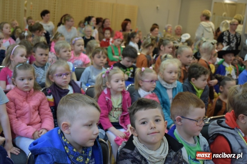 Zdjęcie w galerii na portalu naszraciborz.pl: Kolorowy zawrót głowy – przedszkolaki na przeglądzie w Tworkowie [FOTO i WIDEO] wiadomości z regionu
