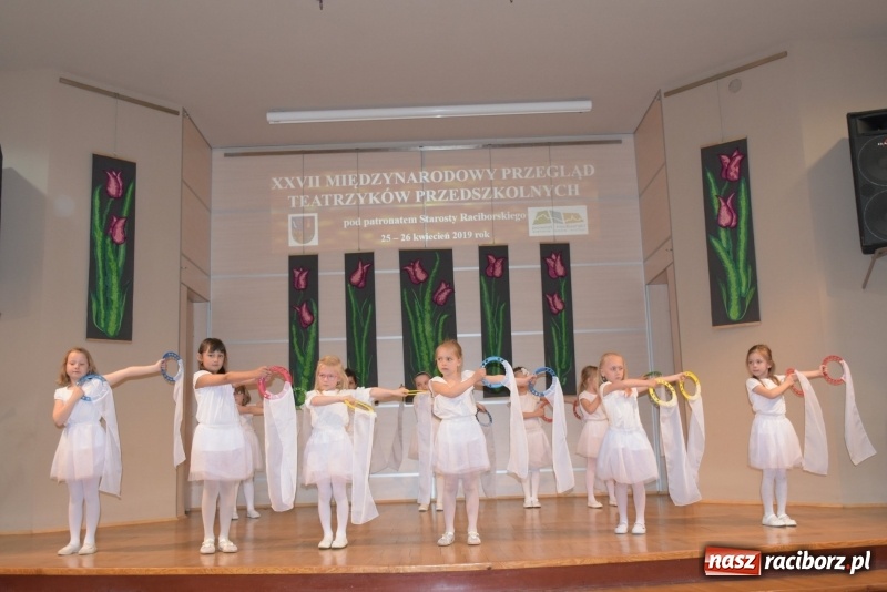 Zdjęcie w galerii na portalu naszraciborz.pl: Kolorowy zawrót głowy – przedszkolaki na przeglądzie w Tworkowie [FOTO i WIDEO] wiadomości z regionu