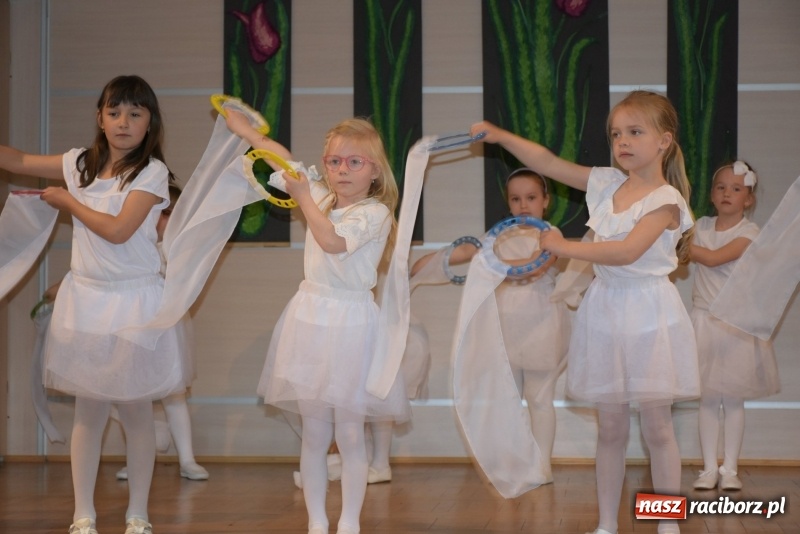 Zdjęcie w galerii na portalu naszraciborz.pl: Kolorowy zawrót głowy – przedszkolaki na przeglądzie w Tworkowie [FOTO i WIDEO] wiadomości z regionu