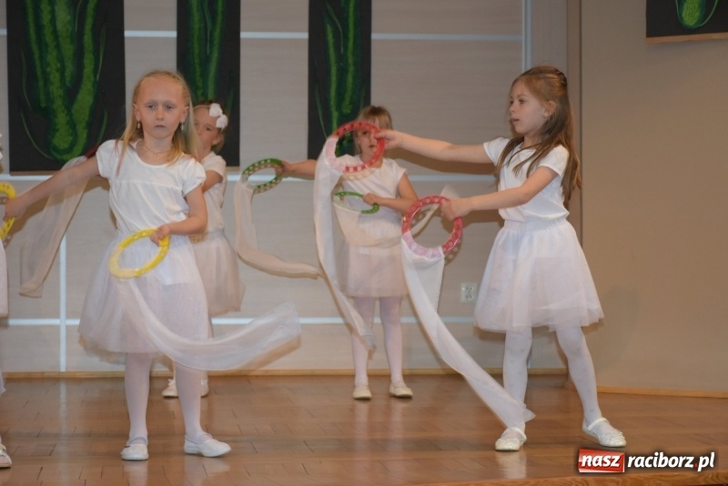 Zdjęcie w galerii na portalu naszraciborz.pl: Kolorowy zawrót głowy – przedszkolaki na przeglądzie w Tworkowie [FOTO i WIDEO] wiadomości z regionu