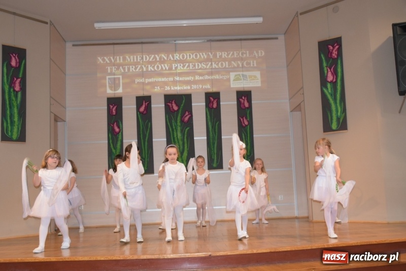 Zdjęcie w galerii na portalu naszraciborz.pl: Kolorowy zawrót głowy – przedszkolaki na przeglądzie w Tworkowie [FOTO i WIDEO] wiadomości z regionu