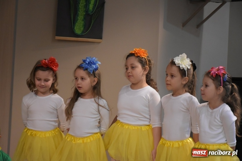 Zdjęcie w galerii na portalu naszraciborz.pl: Kolorowy zawrót głowy – przedszkolaki na przeglądzie w Tworkowie [FOTO i WIDEO] wiadomości z regionu