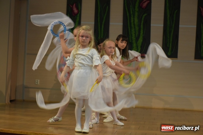 Zdjęcie w galerii na portalu naszraciborz.pl: Kolorowy zawrót głowy – przedszkolaki na przeglądzie w Tworkowie [FOTO i WIDEO] wiadomości z regionu