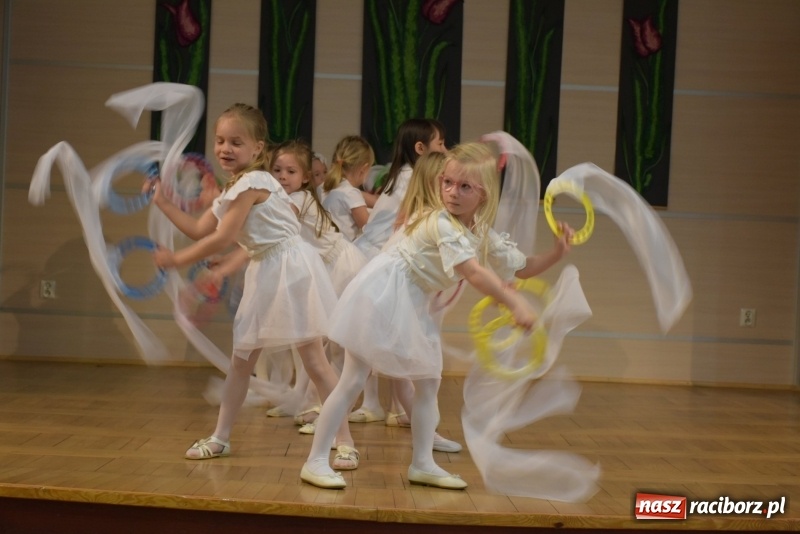 Zdjęcie w galerii na portalu naszraciborz.pl: Kolorowy zawrót głowy – przedszkolaki na przeglądzie w Tworkowie [FOTO i WIDEO] wiadomości z regionu