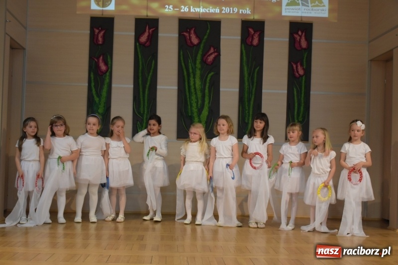 Zdjęcie w galerii na portalu naszraciborz.pl: Kolorowy zawrót głowy – przedszkolaki na przeglądzie w Tworkowie [FOTO i WIDEO] wiadomości z regionu