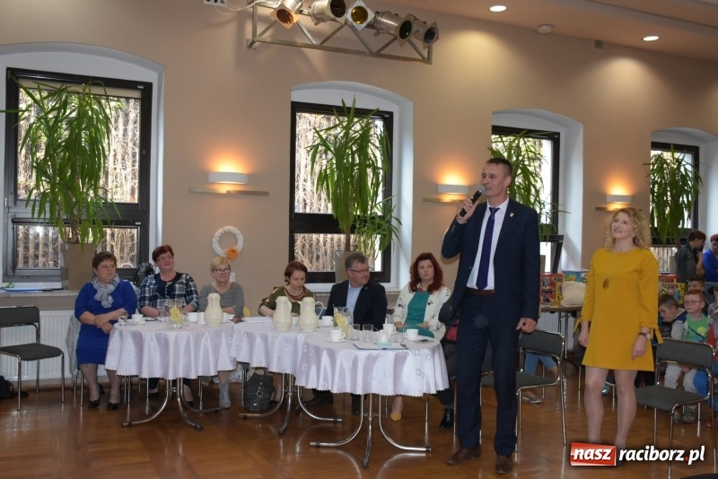 Zdjęcie w galerii na portalu naszraciborz.pl: Kolorowy zawrót głowy – przedszkolaki na przeglądzie w Tworkowie [FOTO i WIDEO] wiadomości z regionu