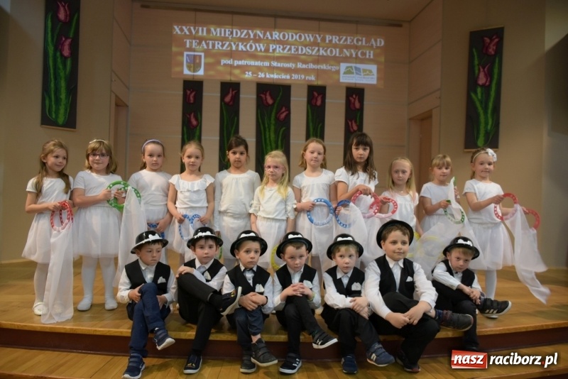 Zdjęcie w galerii na portalu naszraciborz.pl: Kolorowy zawrót głowy – przedszkolaki na przeglądzie w Tworkowie [FOTO i WIDEO] wiadomości z regionu