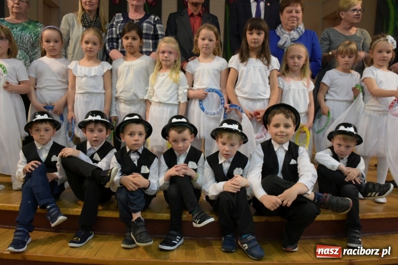 Zdjęcie w galerii na portalu naszraciborz.pl: Kolorowy zawrót głowy – przedszkolaki na przeglądzie w Tworkowie [FOTO i WIDEO] wiadomości z regionu