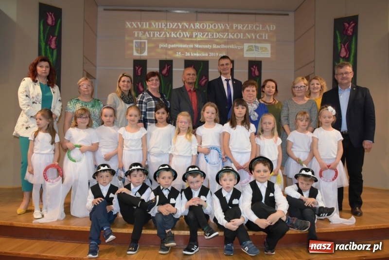 Zdjęcie w galerii na portalu naszraciborz.pl: Kolorowy zawrót głowy – przedszkolaki na przeglądzie w Tworkowie [FOTO i WIDEO] wiadomości z regionu