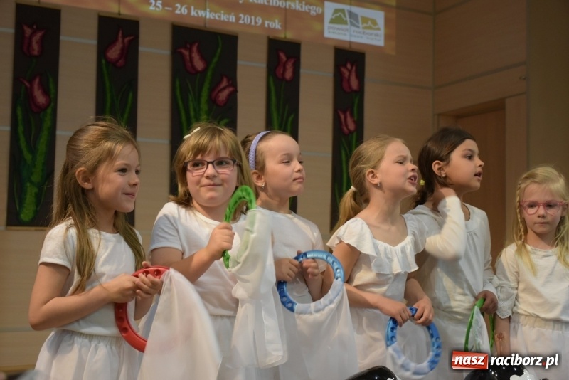 Zdjęcie w galerii na portalu naszraciborz.pl: Kolorowy zawrót głowy – przedszkolaki na przeglądzie w Tworkowie [FOTO i WIDEO] wiadomości z regionu