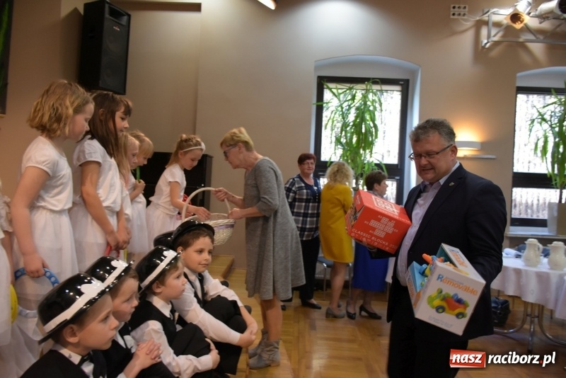 Zdjęcie w galerii na portalu naszraciborz.pl: Kolorowy zawrót głowy – przedszkolaki na przeglądzie w Tworkowie [FOTO i WIDEO] wiadomości z regionu