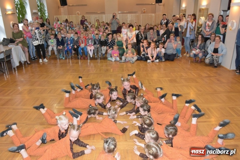 Zdjęcie w galerii na portalu naszraciborz.pl: Kolorowy zawrót głowy – przedszkolaki na przeglądzie w Tworkowie [FOTO i WIDEO] wiadomości z regionu