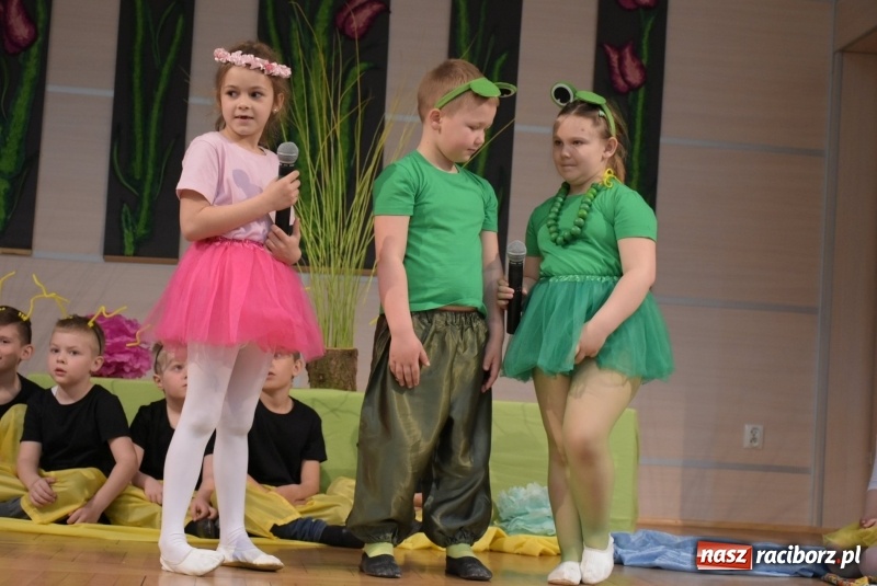 Zdjęcie w galerii na portalu naszraciborz.pl: Kolorowy zawrót głowy – przedszkolaki na przeglądzie w Tworkowie [FOTO i WIDEO] wiadomości z regionu