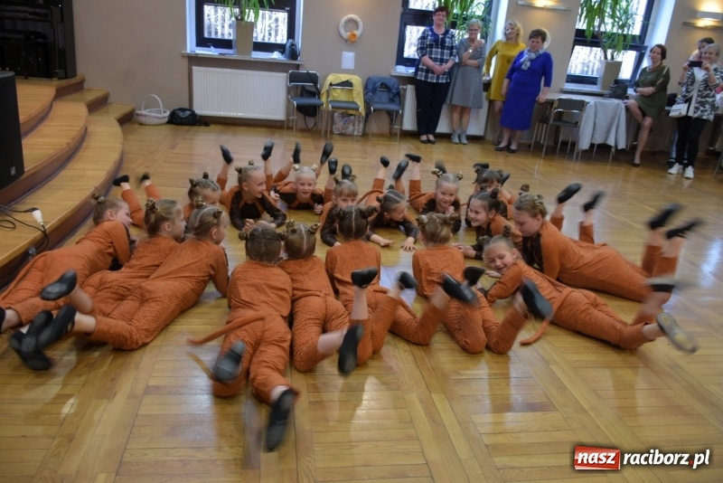 Zdjęcie w galerii na portalu naszraciborz.pl: Kolorowy zawrót głowy – przedszkolaki na przeglądzie w Tworkowie [FOTO i WIDEO] wiadomości z regionu