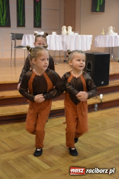 Zdjęcie w galerii na portalu naszraciborz.pl: Kolorowy zawrót głowy – przedszkolaki na przeglądzie w Tworkowie [FOTO i WIDEO] wiadomości z regionu