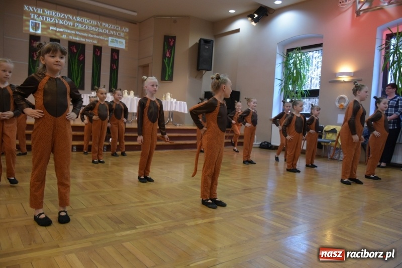 Zdjęcie w galerii na portalu naszraciborz.pl: Kolorowy zawrót głowy – przedszkolaki na przeglądzie w Tworkowie [FOTO i WIDEO] wiadomości z regionu
