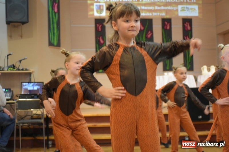 Zdjęcie w galerii na portalu naszraciborz.pl: Kolorowy zawrót głowy – przedszkolaki na przeglądzie w Tworkowie [FOTO i WIDEO] wiadomości z regionu
