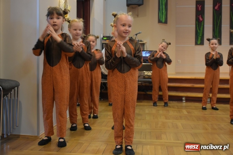 Zdjęcie w galerii na portalu naszraciborz.pl: Kolorowy zawrót głowy – przedszkolaki na przeglądzie w Tworkowie [FOTO i WIDEO] wiadomości z regionu