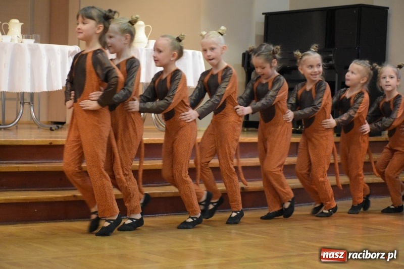 Zdjęcie w galerii na portalu naszraciborz.pl: Kolorowy zawrót głowy – przedszkolaki na przeglądzie w Tworkowie [FOTO i WIDEO] wiadomości z regionu