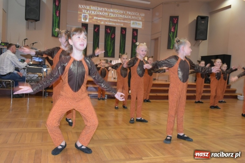 Zdjęcie w galerii na portalu naszraciborz.pl: Kolorowy zawrót głowy – przedszkolaki na przeglądzie w Tworkowie [FOTO i WIDEO] wiadomości z regionu