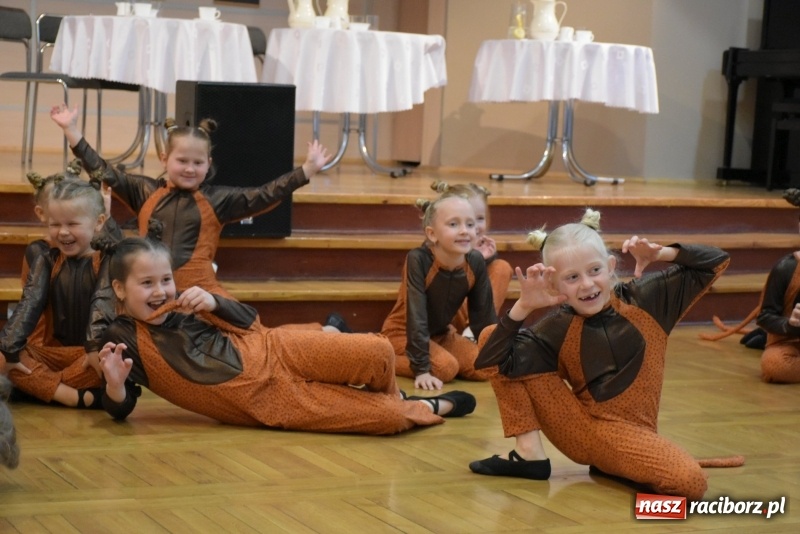 Zdjęcie w galerii na portalu naszraciborz.pl: Kolorowy zawrót głowy – przedszkolaki na przeglądzie w Tworkowie [FOTO i WIDEO] wiadomości z regionu