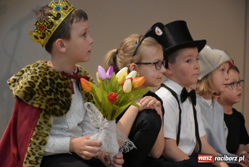 Zdjęcie w galerii na portalu naszraciborz.pl: Kolorowy zawrót głowy – przedszkolaki na przeglądzie w Tworkowie [FOTO i WIDEO] wiadomości z regionu