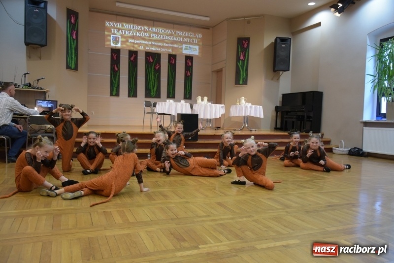 Zdjęcie w galerii na portalu naszraciborz.pl: Kolorowy zawrót głowy – przedszkolaki na przeglądzie w Tworkowie [FOTO i WIDEO] wiadomości z regionu