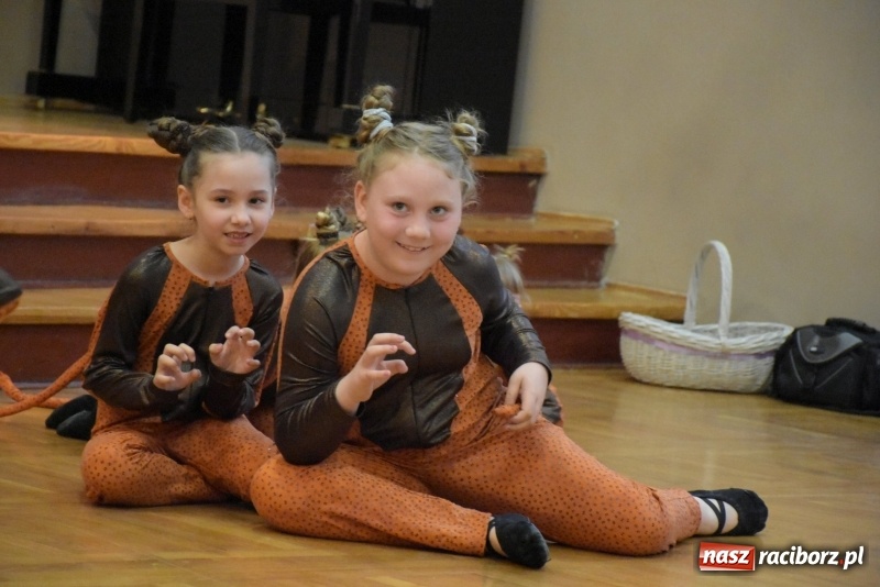 Zdjęcie w galerii na portalu naszraciborz.pl: Kolorowy zawrót głowy – przedszkolaki na przeglądzie w Tworkowie [FOTO i WIDEO] wiadomości z regionu